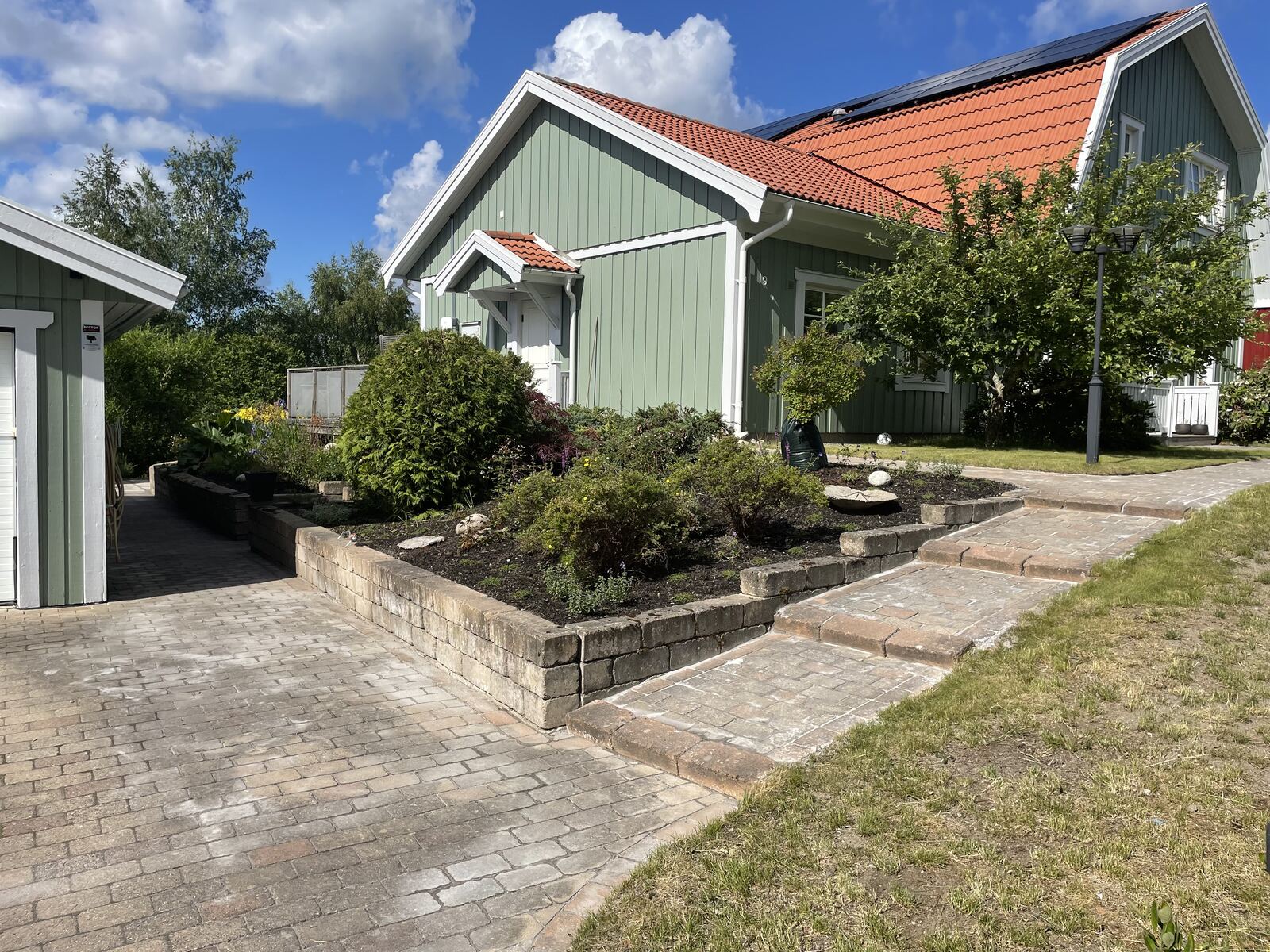 Efter – nyplanterad rabatt villatomt