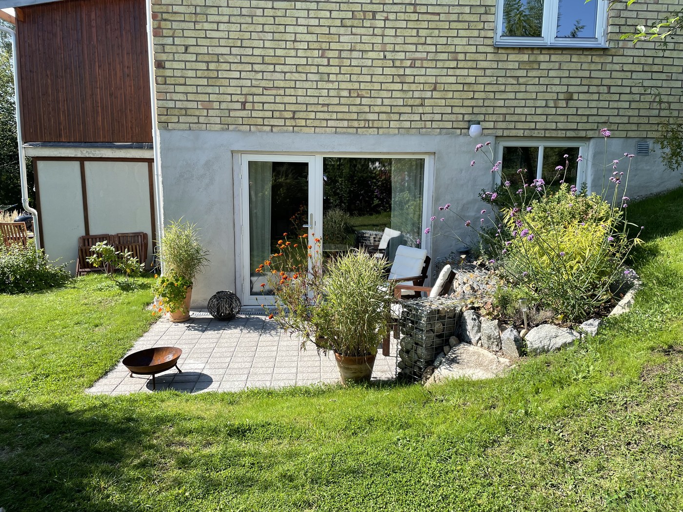 Efter – uteplats med stödmur Järna