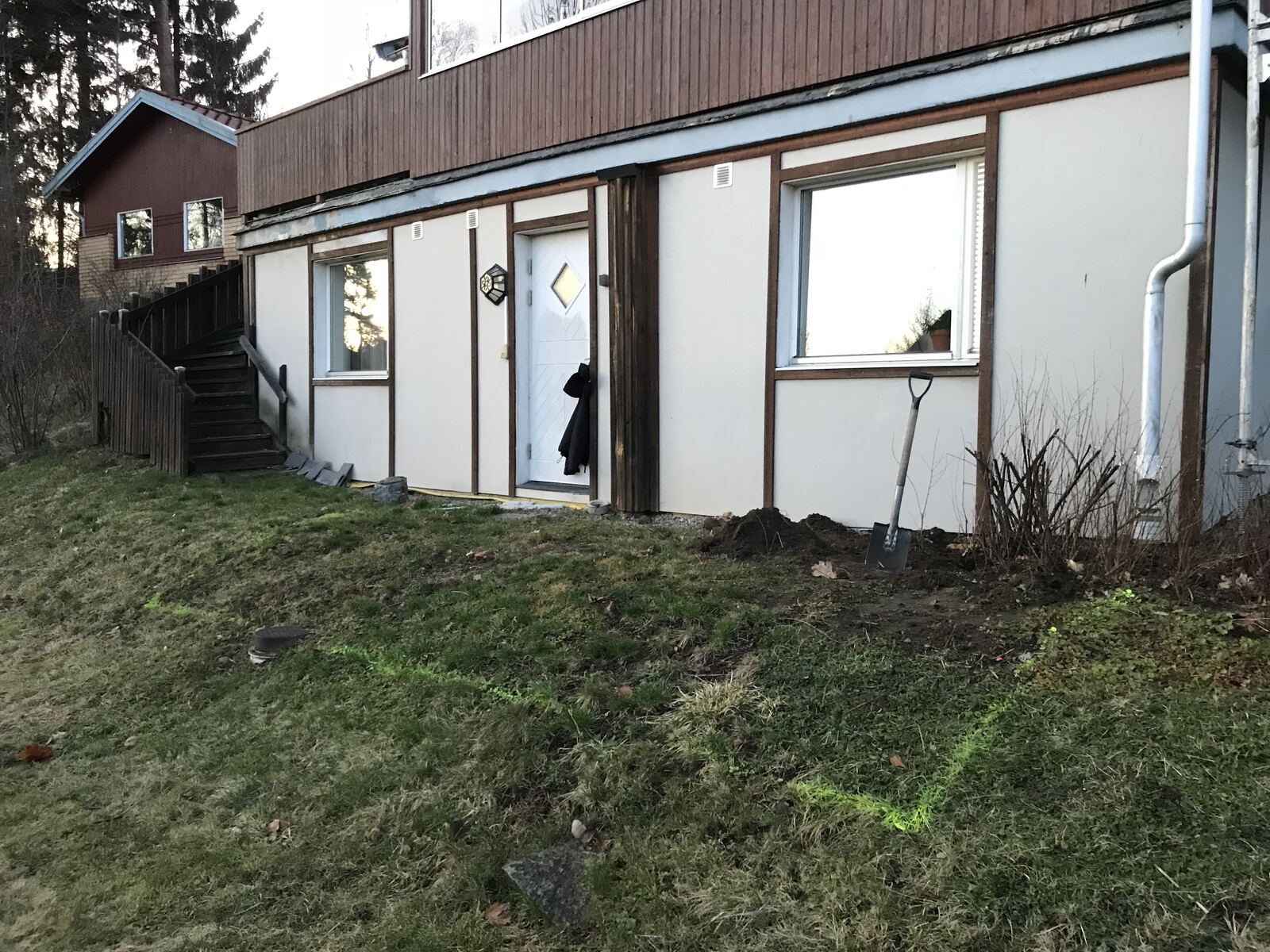 Före – baksida hus Södertälje